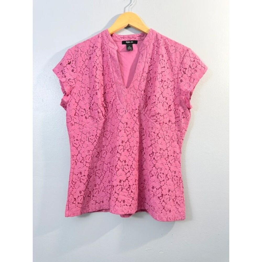 bright pink floral lace top featuring a V-neckline and cap sleeves. Size XL